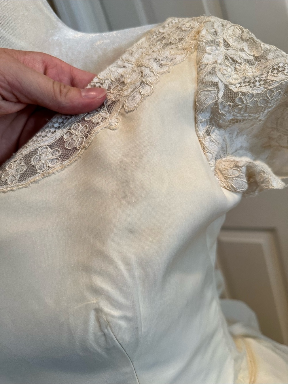 1950’s Ivory Lace-Accent Vintage Wedding Gown - Picture 5 of 11